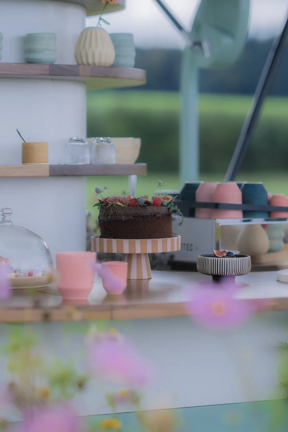 Dessert-Tisch mit Schokoladentorte und Keramik bei einer Hochzeit